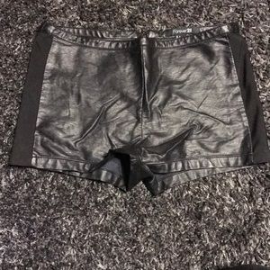 Faux leather shorts😍